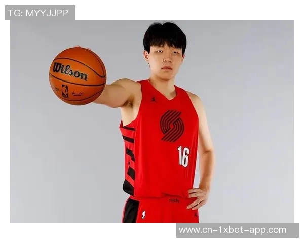 全员集结开拓者发布球队签名明信片利拉德与杨瀚森亲笔签名亮相